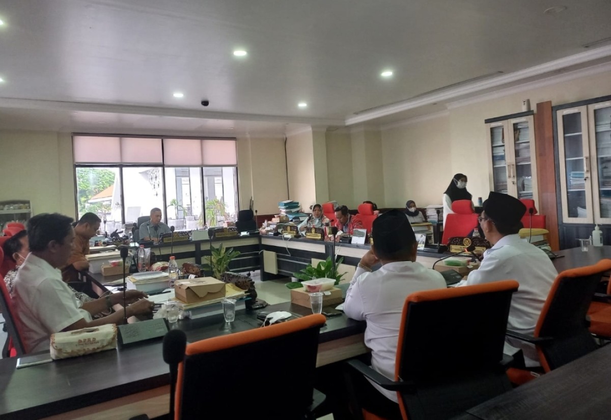 Rapat Pansus Raperda percepatan penanggulangan kemiskinan. (Foto: Ni'am Kurniawan/jatimnow.com)