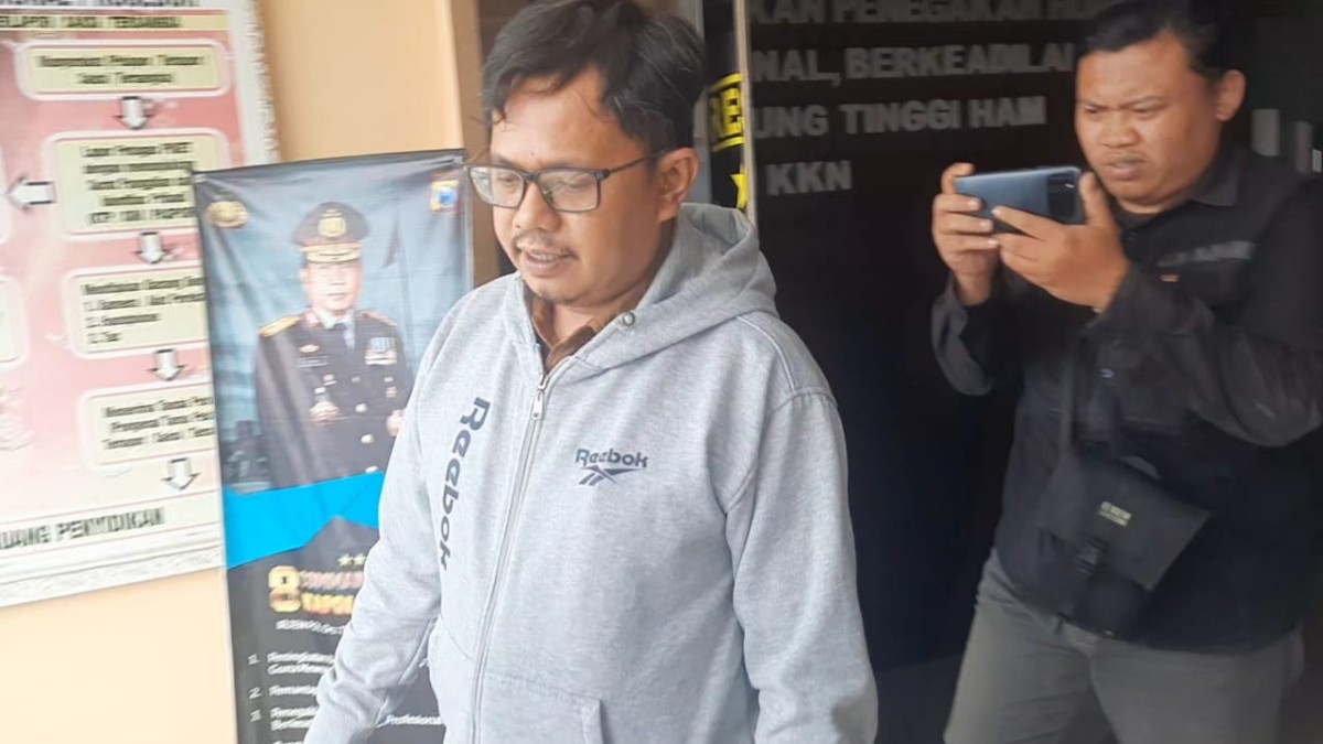 Sekretaris Diskominfo Nanang Dwi Cahyo saat meninggalkan ruangan Satreskrim Polres Bojonegoro. (Foto: Misbahul Munir/jatimnow.com)