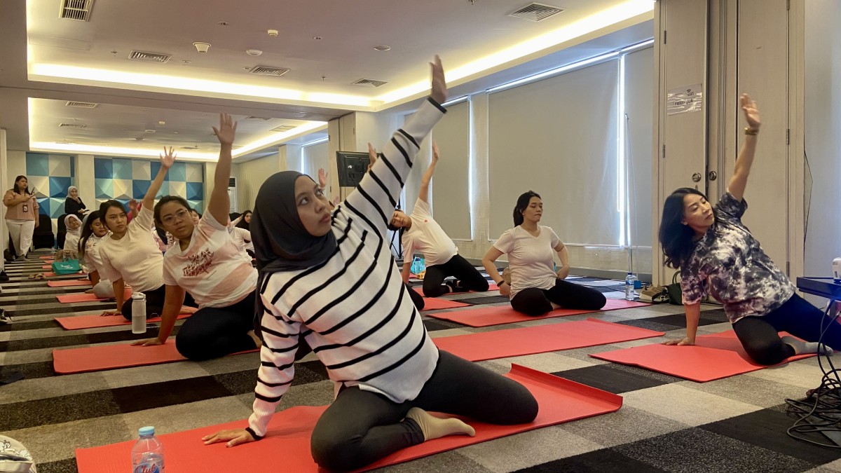 Senam ibu hamil di Crown Prince Hotel Surabaya. (Foto_ Fiona for jatimnow.com)