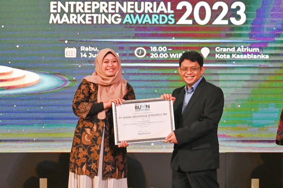 Deputy Chairman MCorp, Taufik (kanan) menyerahkan penghargaan BUMN Entrepreneurial Marketing Awards 2023 kepada GM of Product Management SIG, Sasha Media (kiri) di Grand Atrium Kota Kasablanka, Jakarta, Rabu (14/06). (Foto: SIG for jatimnow.com)