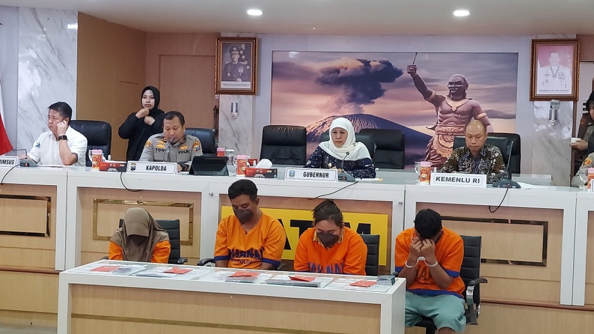 Rilis empat tersangka TPPO di Mapolda Jatim. (Foto: Ni'am Kurniawan)