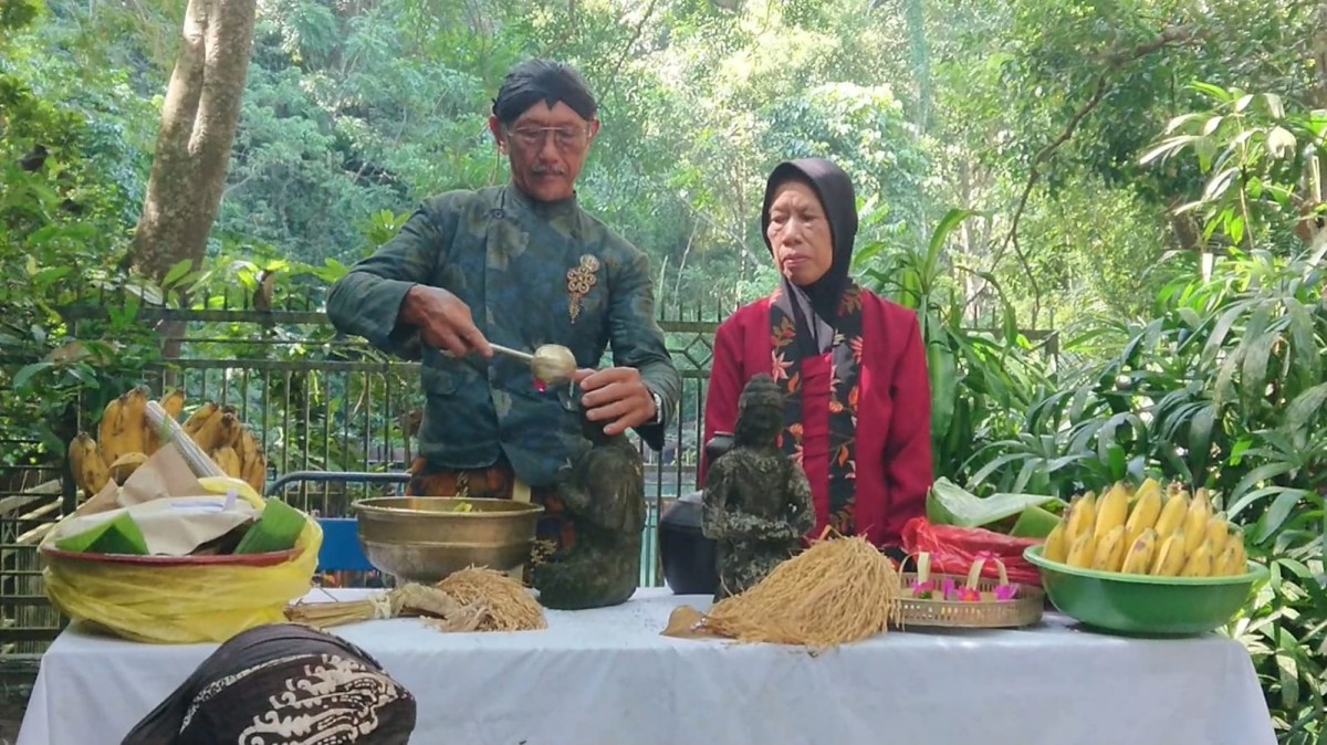 Prosesi upacara tradisi ulur ulur di Telaga Buret. (Foto: Bramanta Pamungkas/jatimnow.com)