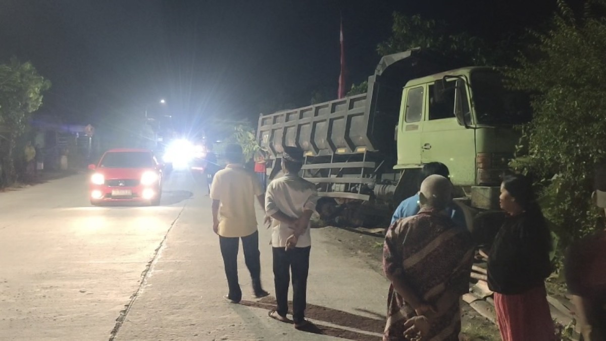 Truk Tabrak Warung di Wates Kediri, Pemiliknya sedang Mengaji