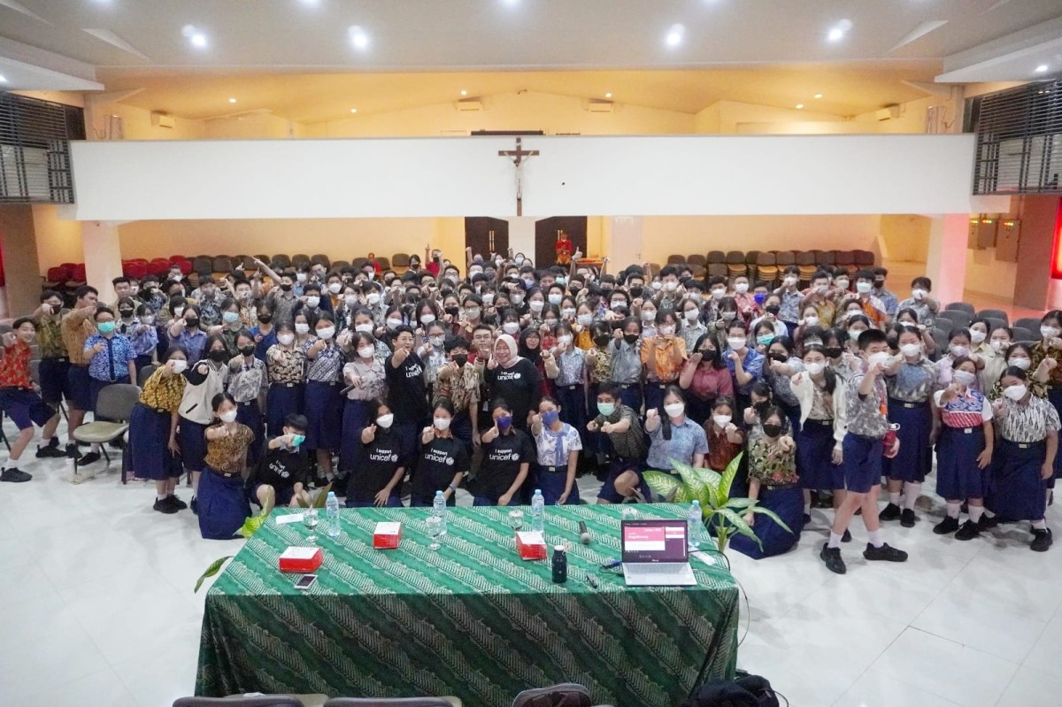 Unicef memberi apresiasi beberapa sekolah swasta di Surabaya yang turut mewujudkan kota layak anak dunia. (Foto: Unicef for jatimnow.com)