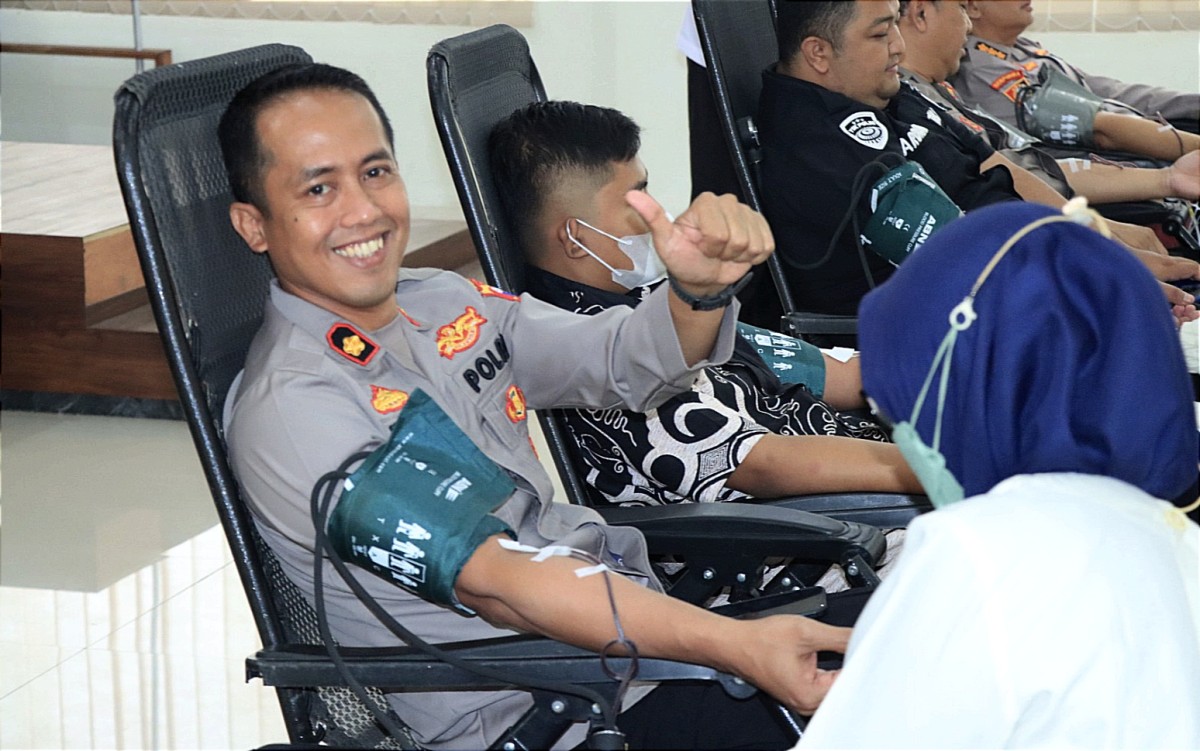 Wakapolres Gresik Kompol Erika Purwana Putra saat donor darah (Foto: Humas Polres Gresik)