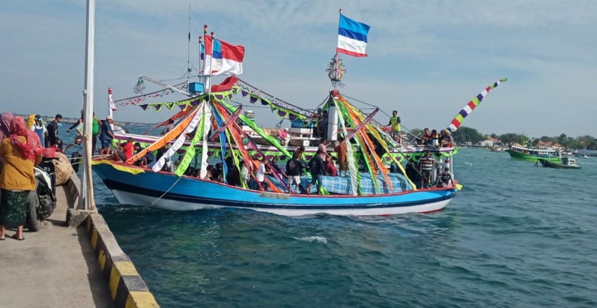 Puluhan warga Pulau Gili Ketapang berangkat haji naik kapal hias. (Foto: Mahfud Hidayatullah/jatimnow.com)
