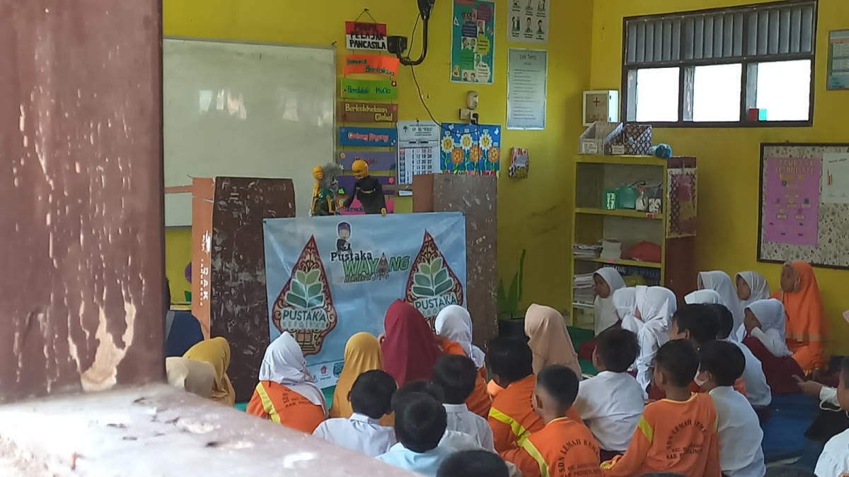 Siswa sedang melihat pertunjukan wayang golek. (Foto: Mahmud Hidayatullah/jatimnow.com)