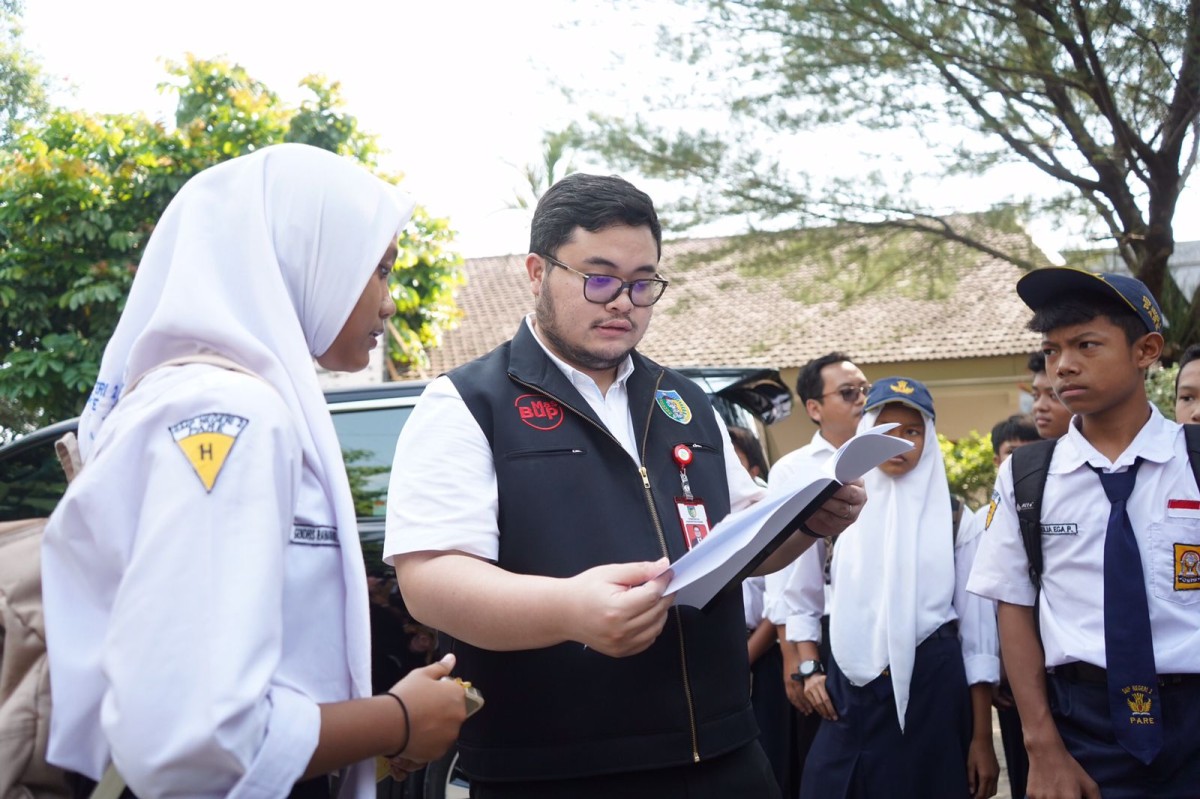 Mas Dhito Respons Surat Pelajar SMPN 2 Parek, Ajak Menginap di Pendopo