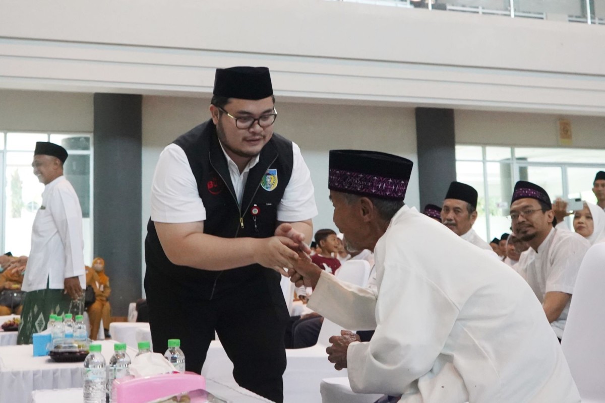 Mas Dhito saat memberangkatkan calon jamaah haji asal Kediri. (Foto: Pemkab Kediri)