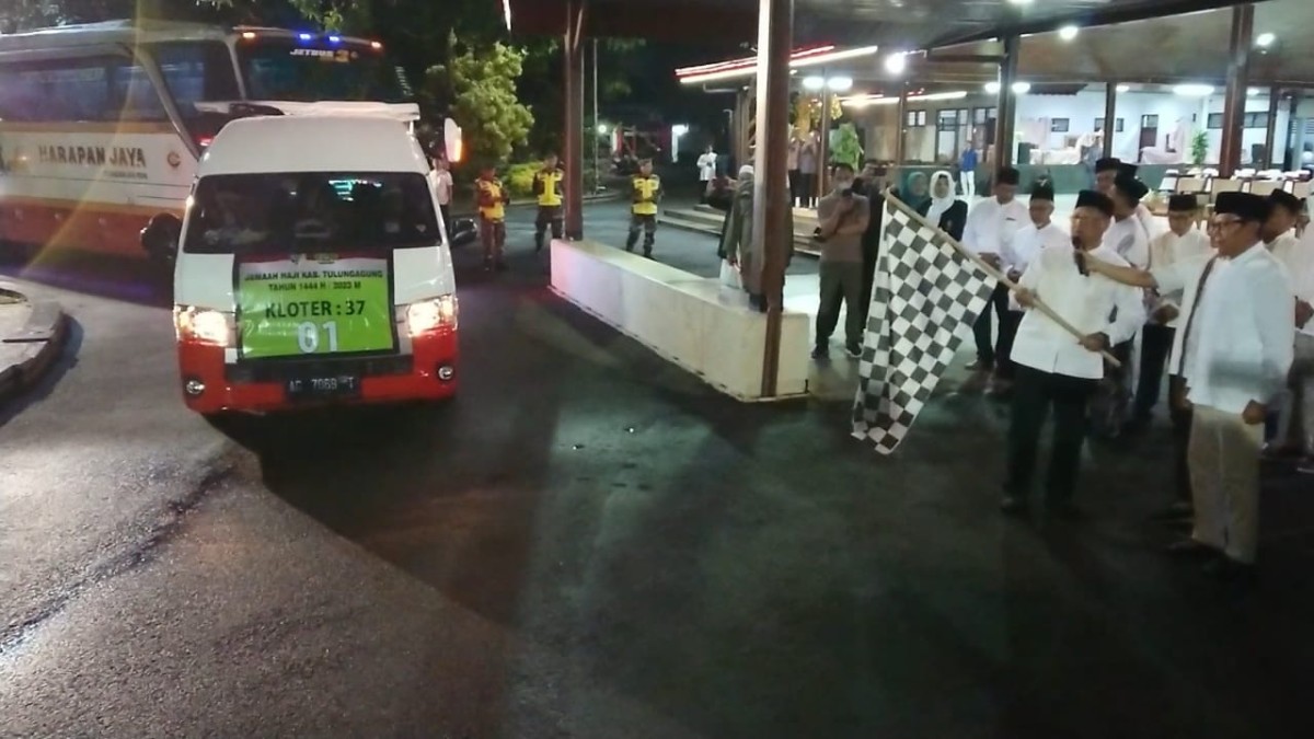 Calon jemaah haji asal Tulungagung saat hendak diberangkatkan. (Foto: Bramanta Pamungkas/jatimnow.com)