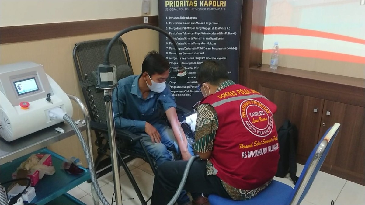 Peserta hapus tato di RS Bhayangkara Tulungagung. (Foto: Bramanta Pamungkas/jatimnow.com)