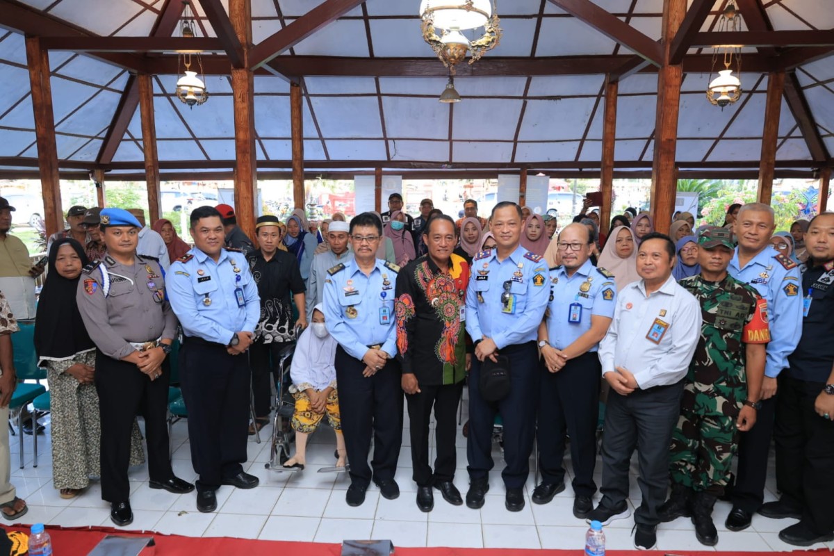 Masyarakat antusias memanfaatkan pelayanan hukum dan HAM bergerak yang diinisiasi Kanwil Kemenkumham Jatim. (Foto-foto: Humas Kemenkumham Jatim)