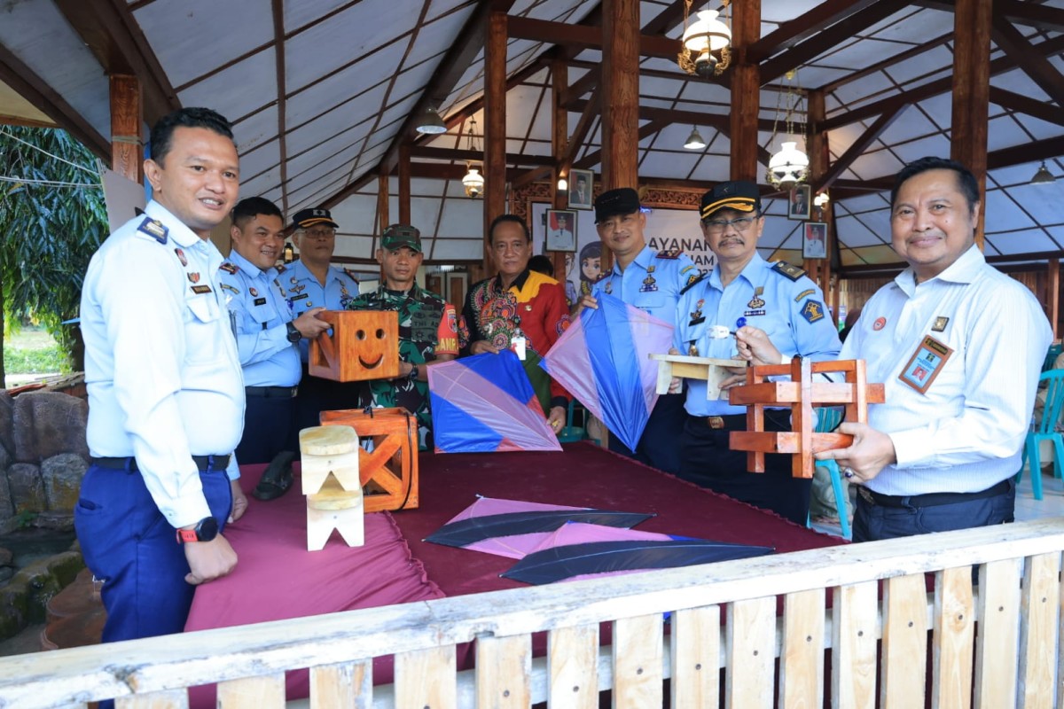 Kadiv Pemasyarakatan Kanwil Kemenkumham Jatim Teguh Wibowo saat mengunjungi Lapas III Arjasa. (Foto: Humas Kemenkumham Jatim)