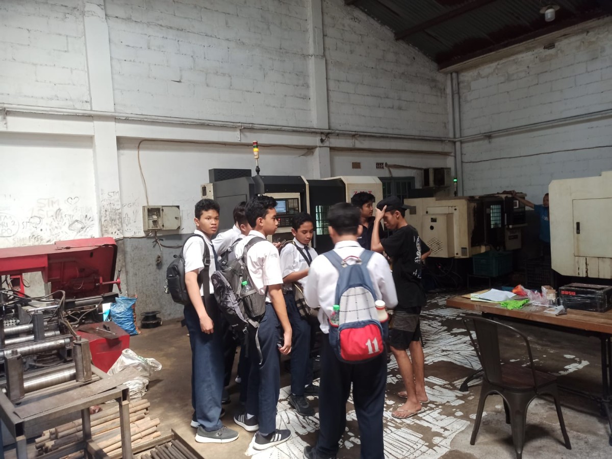 Siswa SMP Al Falah Deltasari Sidoarjo melakukan kunjungan ke Kampung Logam Desa Ngingas. (Foto: Ansor for jatimnow.com)