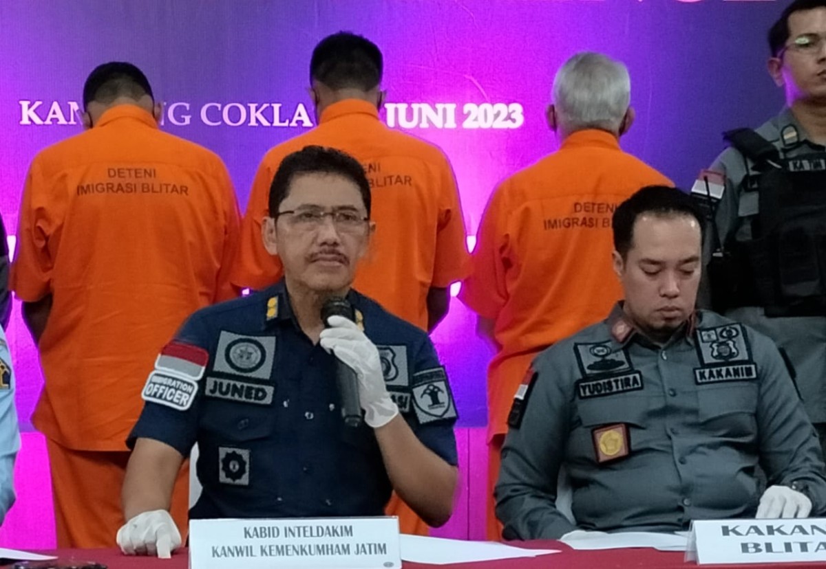 Kantor Imigrasi Kelas II Non TPI Blitar saat merilis ungkap pelanggaran keimigrasian. (Foto: Kantor Imigrasi Kelas II Non TPI Blitar)