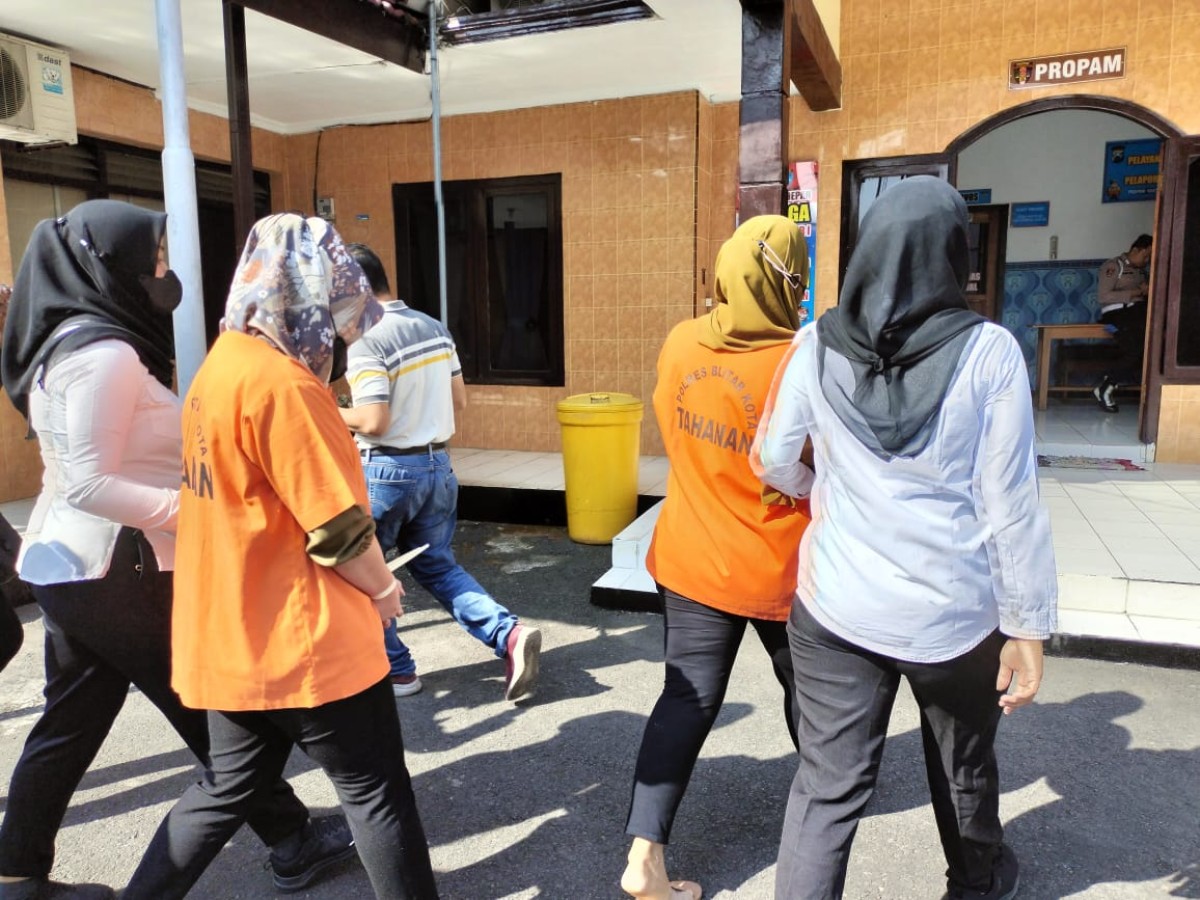 Tersangka saat digelandang di Polres Blitar Kota. (Foto: Humas Blitar Kota)