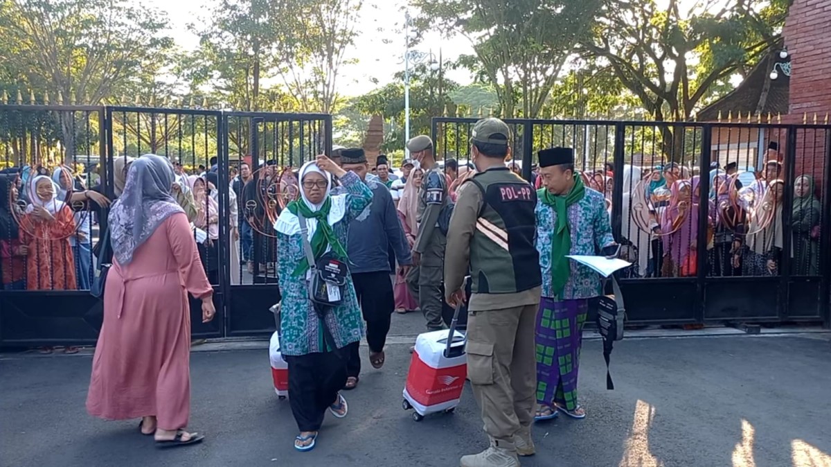 Calon jemaah haji Trenggalek saat diberangkatkan. (Foto: Bramanta Pamungkas/jatimnow.com)