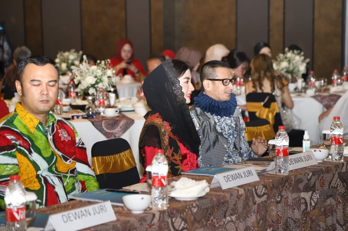 Ketua Dekranasda Trenggalek, Novita Hardini saat menjadi dewan juri POI 2023. (Foto: Prokopim Trenggalek/jatimnow.com)