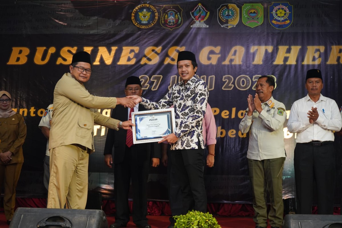 Wakil Bupati Trenggalek, Syah M Natanegara saat menerima penghargaan dari Kantor Pengawasan dan Pelayanan Bea Cukai Tipe Pratama Blitar. (Foto: Prokopim Trenggalek)