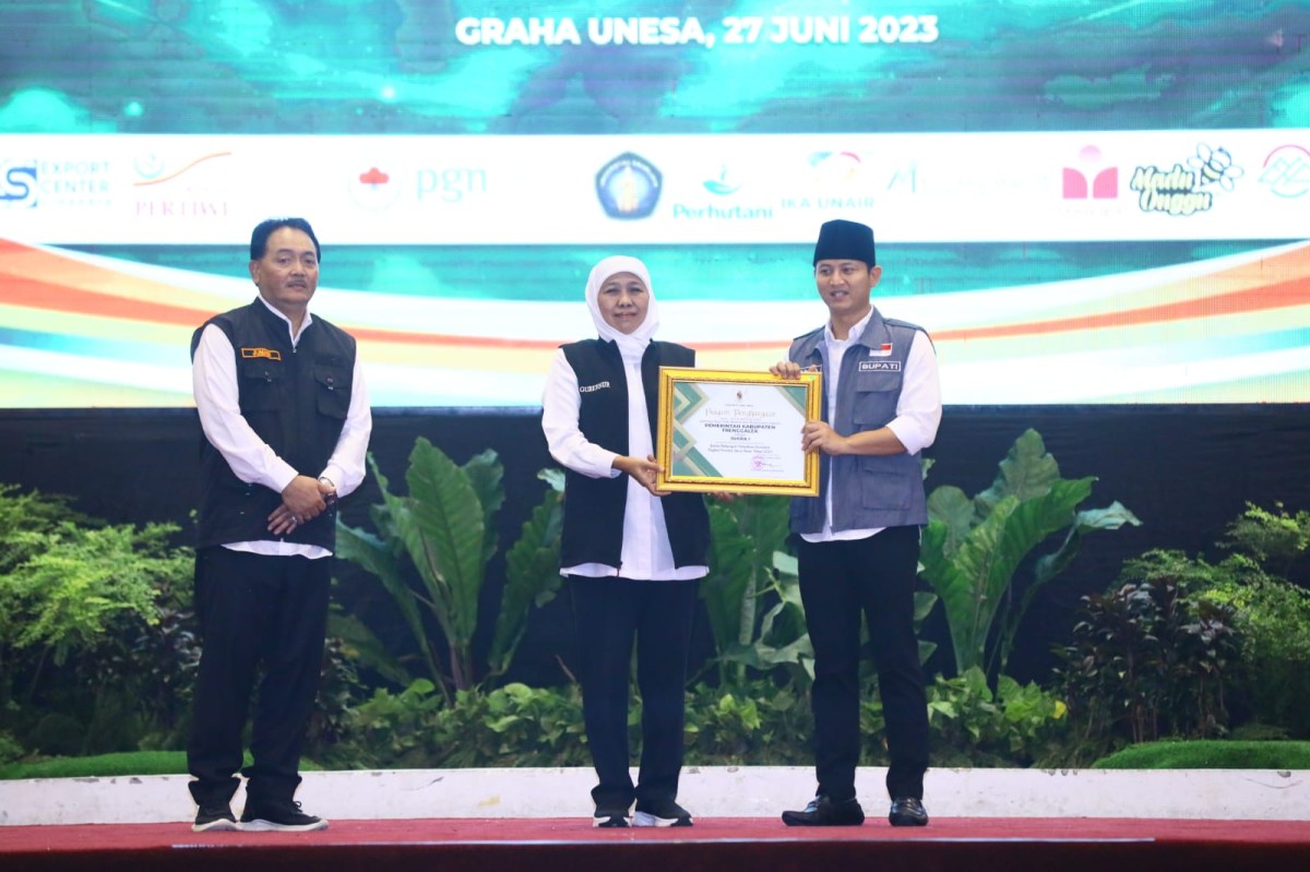 Bupati Trenggalek, Mochamad Nur Arifin saat mendapatkan pernghargaan dari Gubernur Jawa Timur. (Foto: Prokopim Trenggalek)