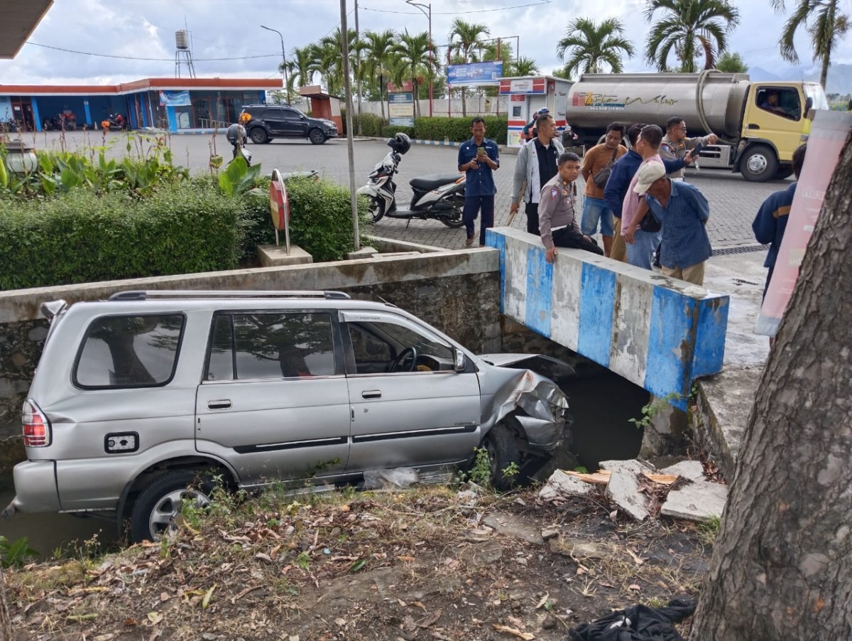 Mobil yang masuk dalam parit. (Foto: Bramanta Pamungkas/jatimnow.com)