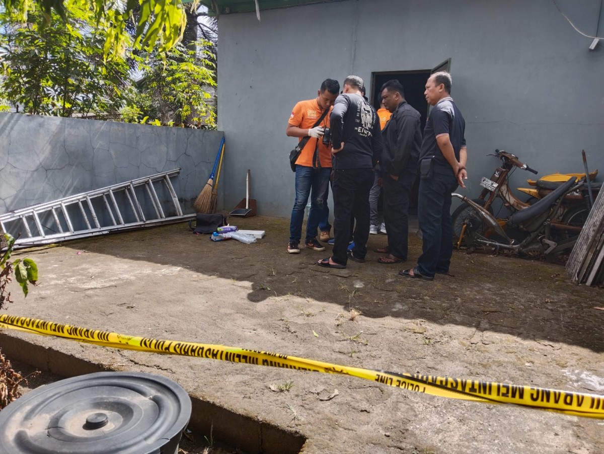 Polisi saat melakukan olah TKP lanjutan. (Foto: Bramanta Pamungkas/jatimnow.com)