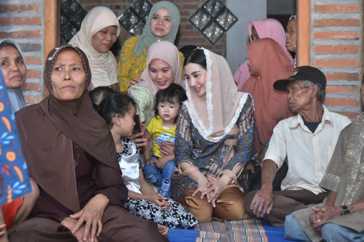 Ketua TP PKK Trenggalek, Novita Hardini saat bersama warga Kecamatan Bendungan. (Foto: Prokopim Trenggalek/jatimnow.com)