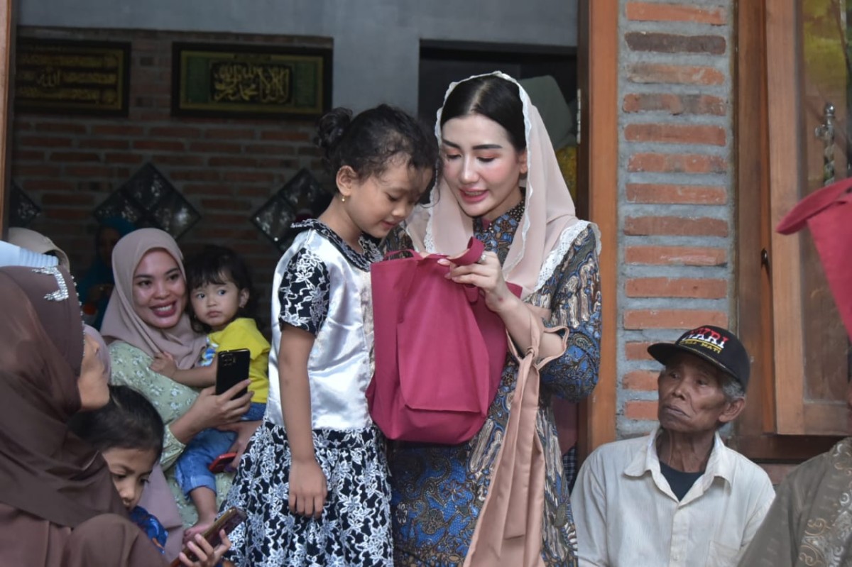 Ketua TP PKK Trenggalek, Novita Hardini saat memberikan penyuluhan stunting. (Foto: Prokopim Trenggalek/jatimnow.com)