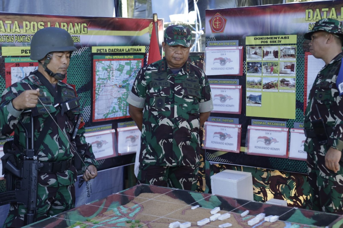 angdam V/Brawijaya Mayjen TNI Farid Makruf, M. A, saat meninjau kesiapan pasukan di Blitar.