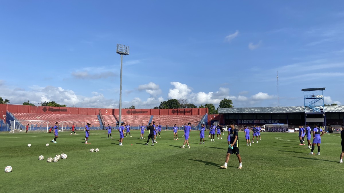 Persiapan terakhir Persik Kediri di Stadion Brawijaya. (Foto : Yanuar Dedy/jatimnow.com)