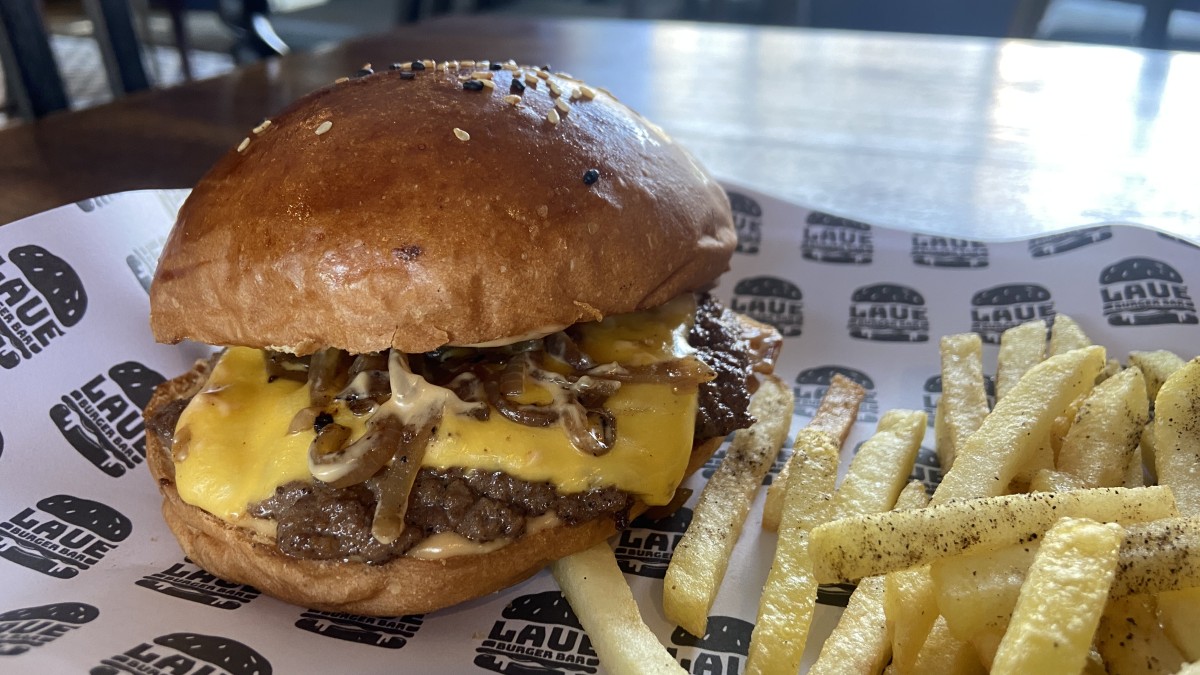 Salah satu varian burger di Laue Burger Bar. (Foto : Yanuar Dedy/jatimnow.com)