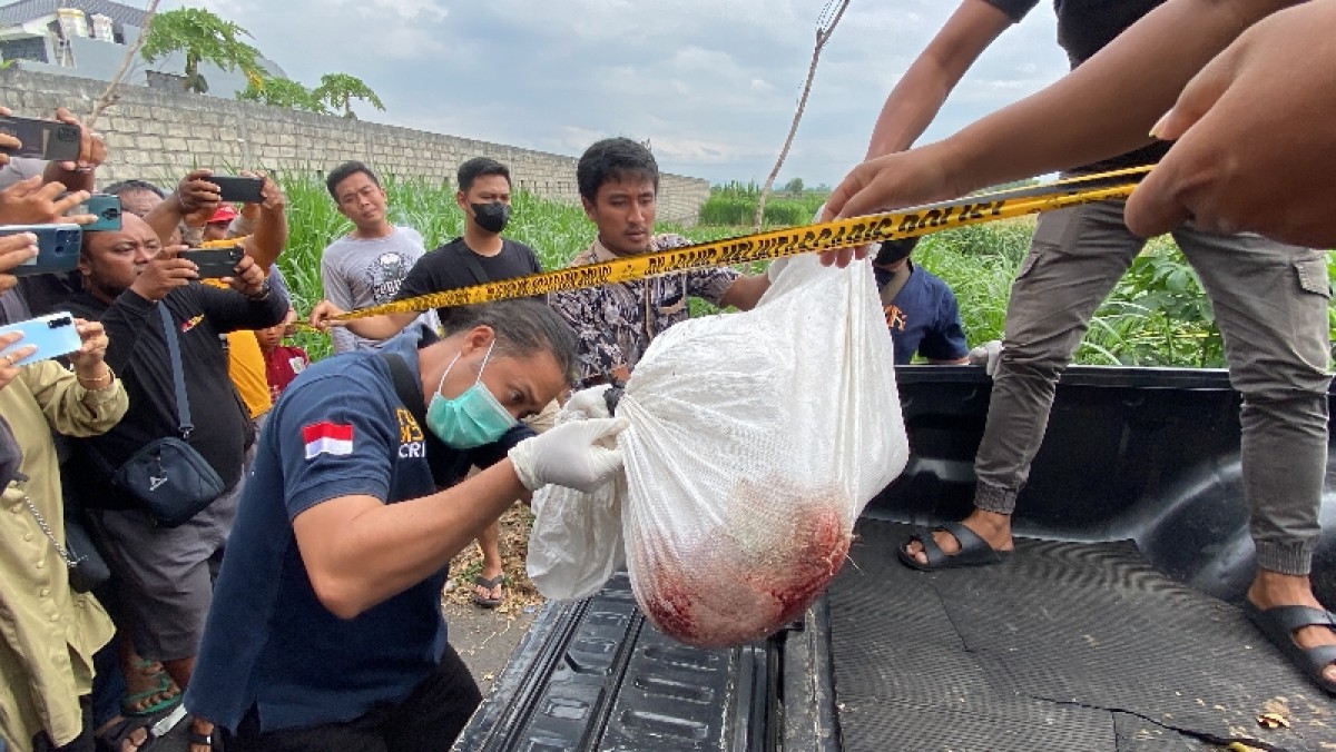 Evakuasi mayat terbungkus karung di Kediri. (Foto : Yanuar Dedy/jatimnow.com)