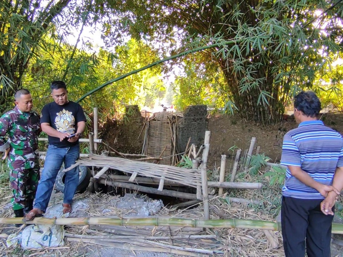 Jembatan darurat yang menghubungkan Desa Ketonggo dengan Desa Kunti, Kecamatan Bungkal ambrol karena dibuat main-main anak sekolah, Sabtu (22/72023) pagi. (Foto: Ahmad Fauzani/jatimnow.com)