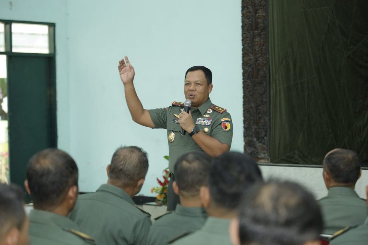 Pangdam V/Brawijaya, Mayjen TNI Farid Makruf, MA. saat menyampaikan tentang netralitas TNI dalam kunjungan kerjanya di Bekangdam V/Brawijaya, Selasa (11/07/2023) kemarin.