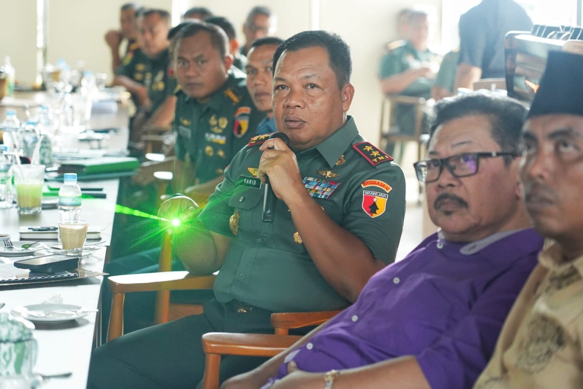 Pangdam V/Brawijaya, Mayjen TNI Farid Makruf, saat menerima paparan.