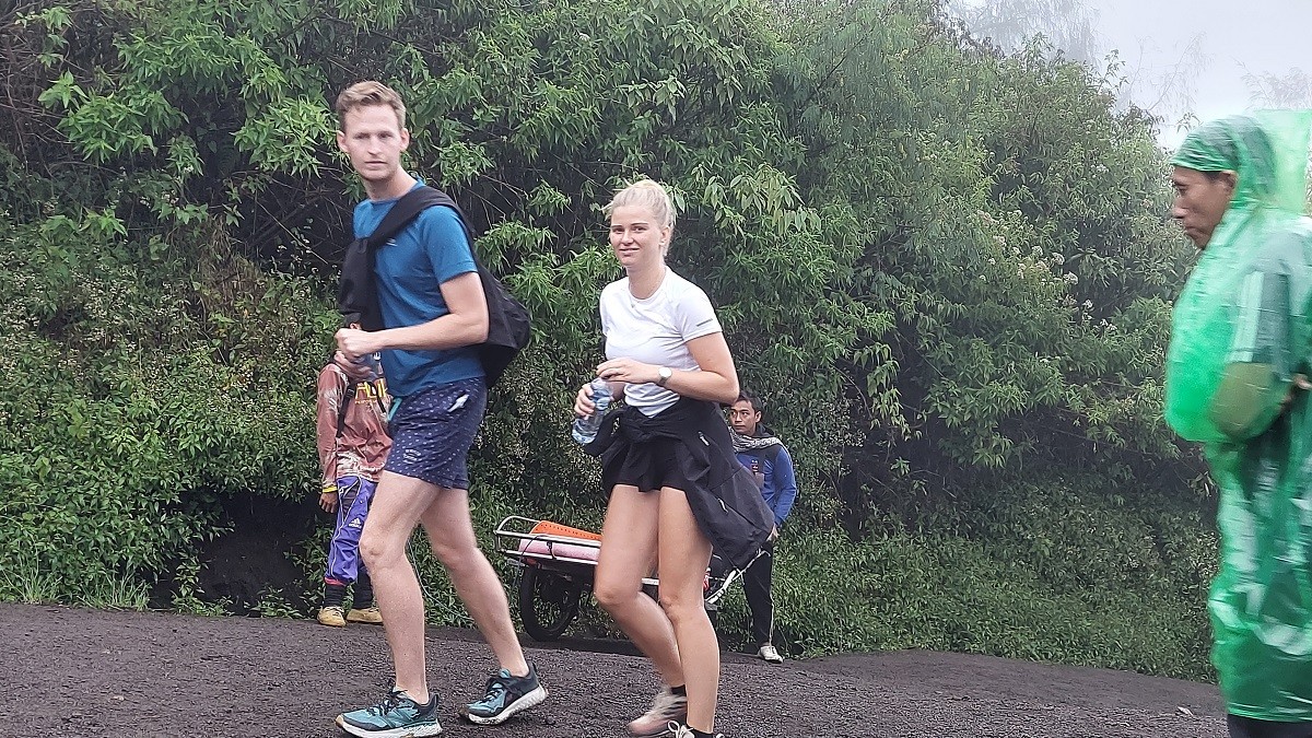 Trek menanjak yang tak terlalu panjang ini juga nampaknya cukup diminati oleh turis mancanegara.(Ni'am Kurniawan/jatimnow.com)