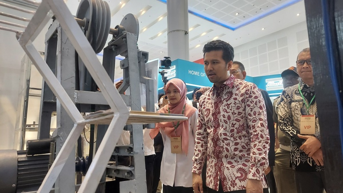 Wagub Emil saat meninjau salah satu stan (foto: Ni'am Kurniawan/jatimnow.com)