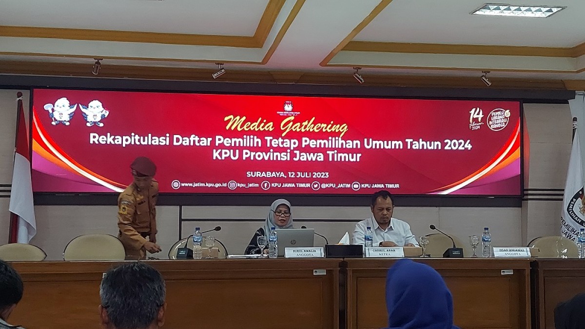 Komisioner Divisi data dan Informasi KPU Jatim, Nurul Amalia (kiri) dan Ketua KPU Chairul Anam (kanan), saat media gathering di kantornya (Foto: Ni'am Kurniawan/jatimnow.com)