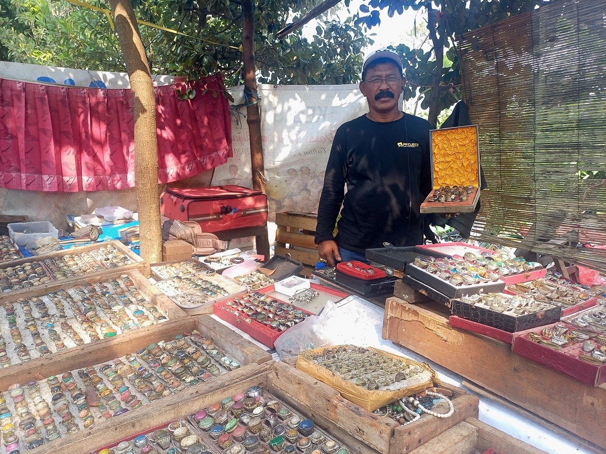 Perajin akik di Lamongan, M. Suri saat ditemui di lapak daganganya. (Foto : Adyad Ammy Iffansah/jatimnow.com)