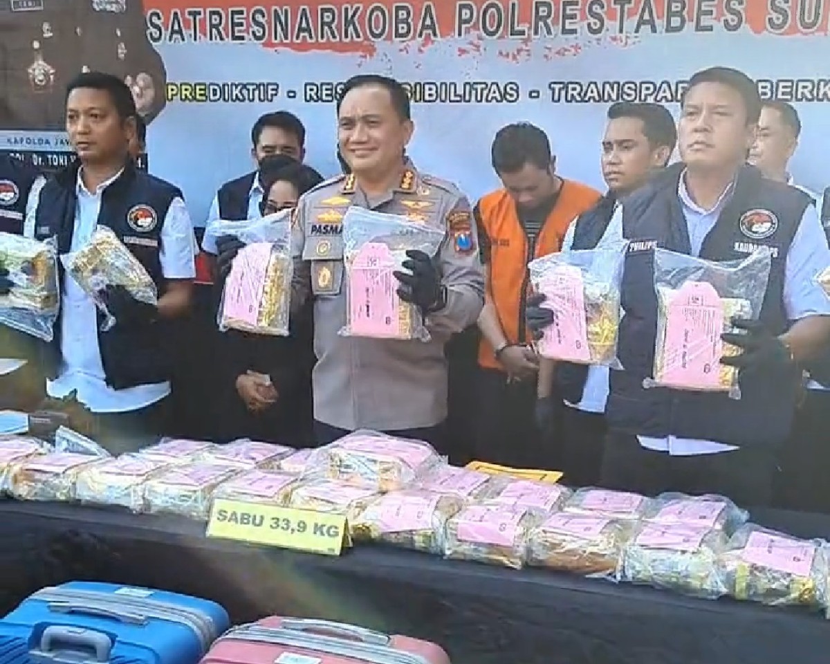 Kapolrestabes Surabaya Kombes Pol Pasma Royce dengan barang bukti dari penangkapoan pengedar narkoba. (Foto: Haryo Asgus/jatimnow.com) Rabu (26/07/2023).