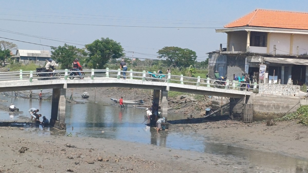 Warga di aliran sungai (kali) Dinoyo, Kecamatan Deket, Lamongan. (Foto : Adyad Ammy Iffansah/jatimnow.com)