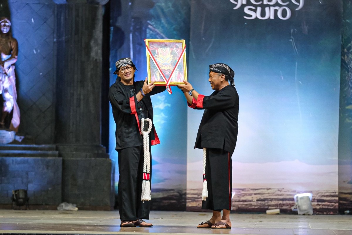 Menteri Pariwisata dan Ekonomi Kreatif (Menparekraf), Sandiaga Salahuddin Uno menerima cendera mata dari Bupati Ponorogo, Sugiri Sancoko. (Foto: Kemenparekraf for jatimnow.com))