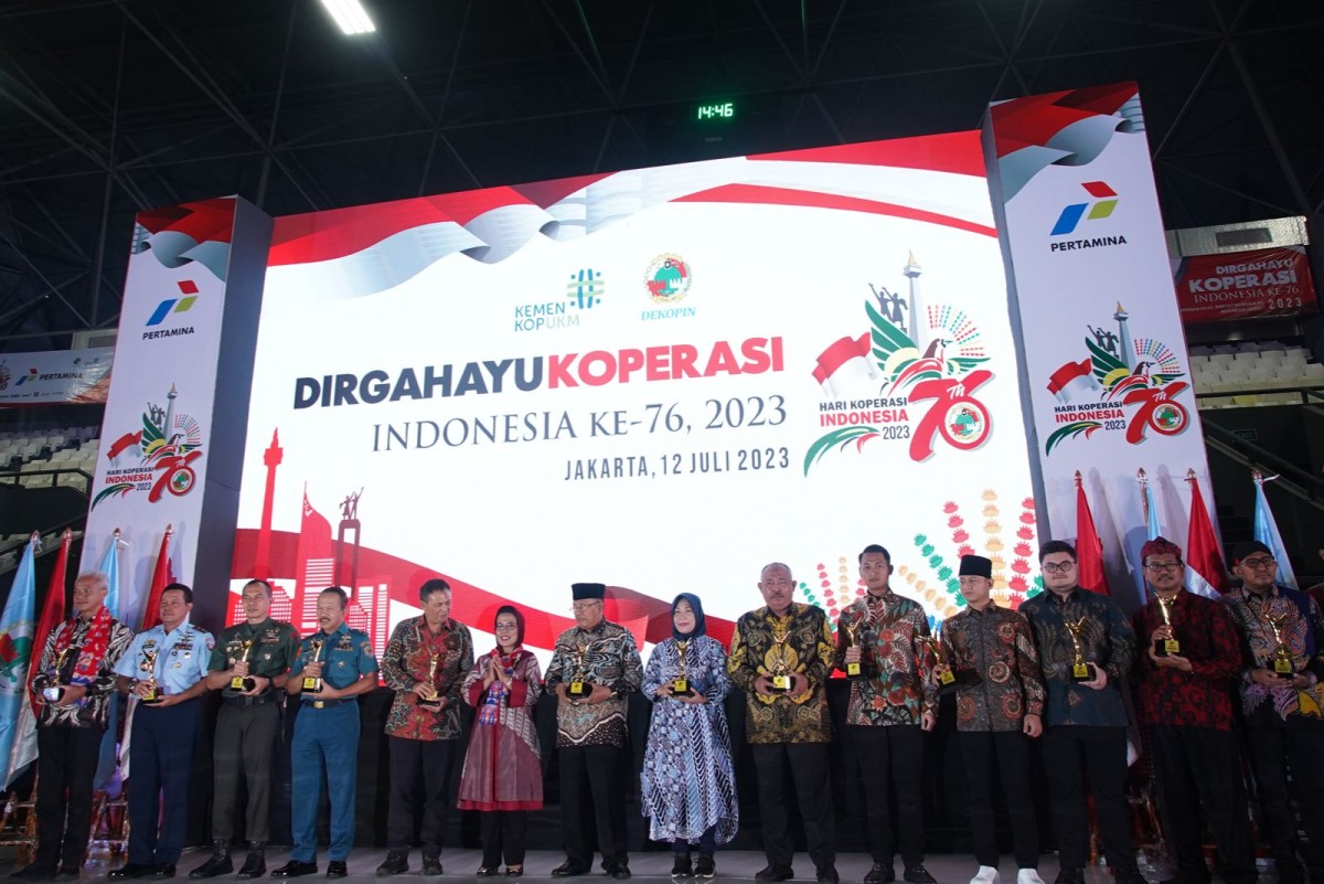 Mas Dhito Terima Penghargaan sebagai Pembina Koperasi Andalan dari Dekopin