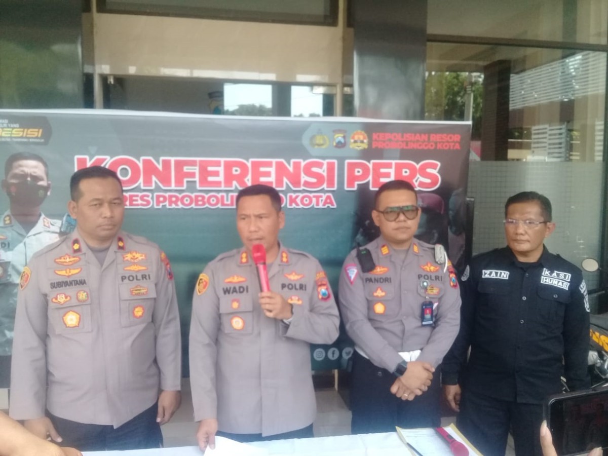Didampingi oleh Wakapolres Kompol Subiyantana serta Kasat Lantas AKP Pandri Simbolon, Kapolres AKBP Wadi Sa’bani menyampaikan hasil dari operasi tersebut. (Foto: Mahfud Hidayatullah/jatimnow.com)
