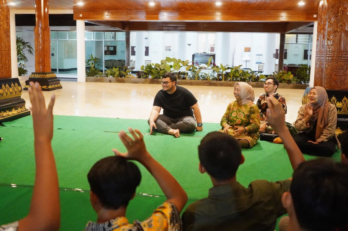 Mas Dhito saat menjamu siswa SMPN 2 Pare yang nginep di rumah dinas. (Foto: Humas Pemkab Kediri/jatimnow.com)