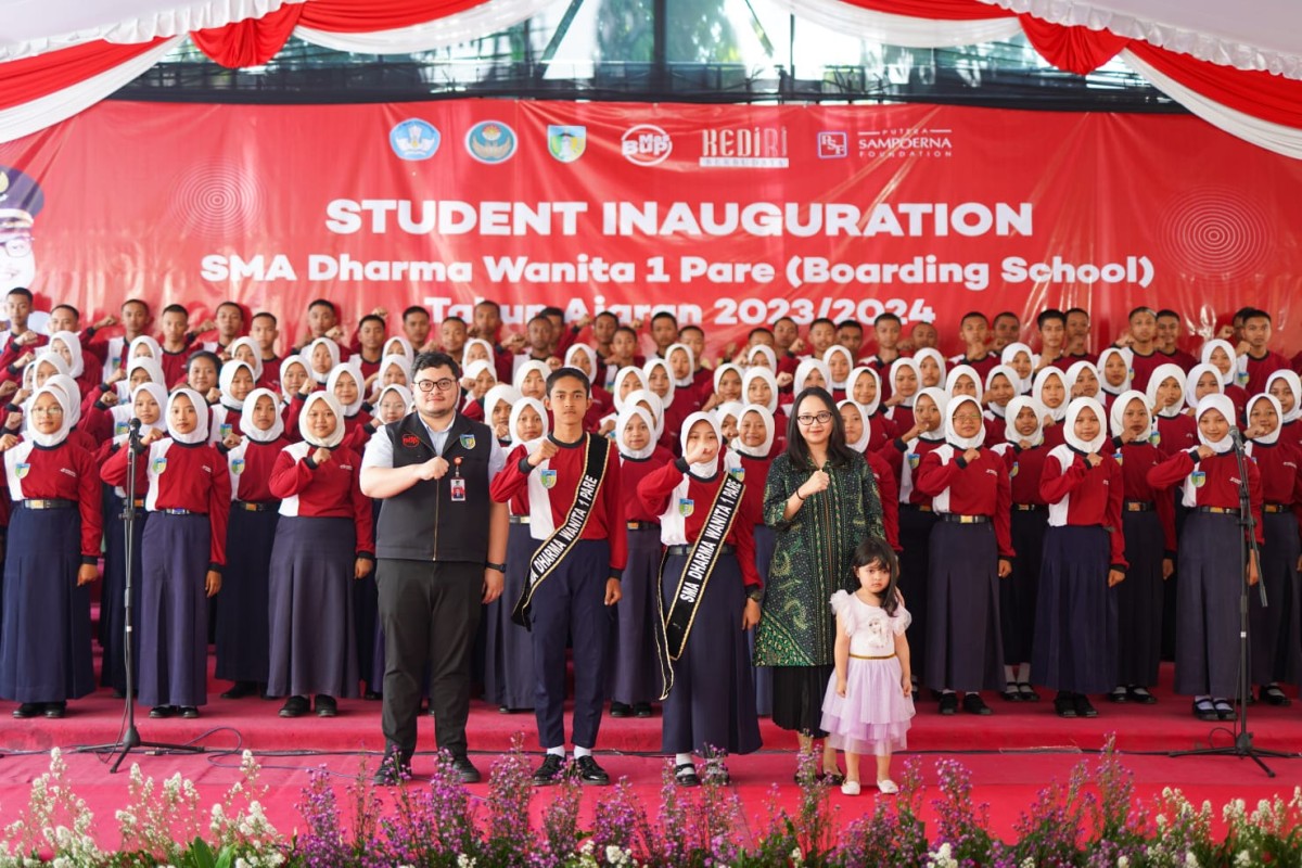 Mas Dhito mengkuhkan siswa siswi SMA Dharma Wanita 1 Pare Boarding School angkatan 2023/2024. (Foto: Humas Pemkab Kediri/jatimnow.com)