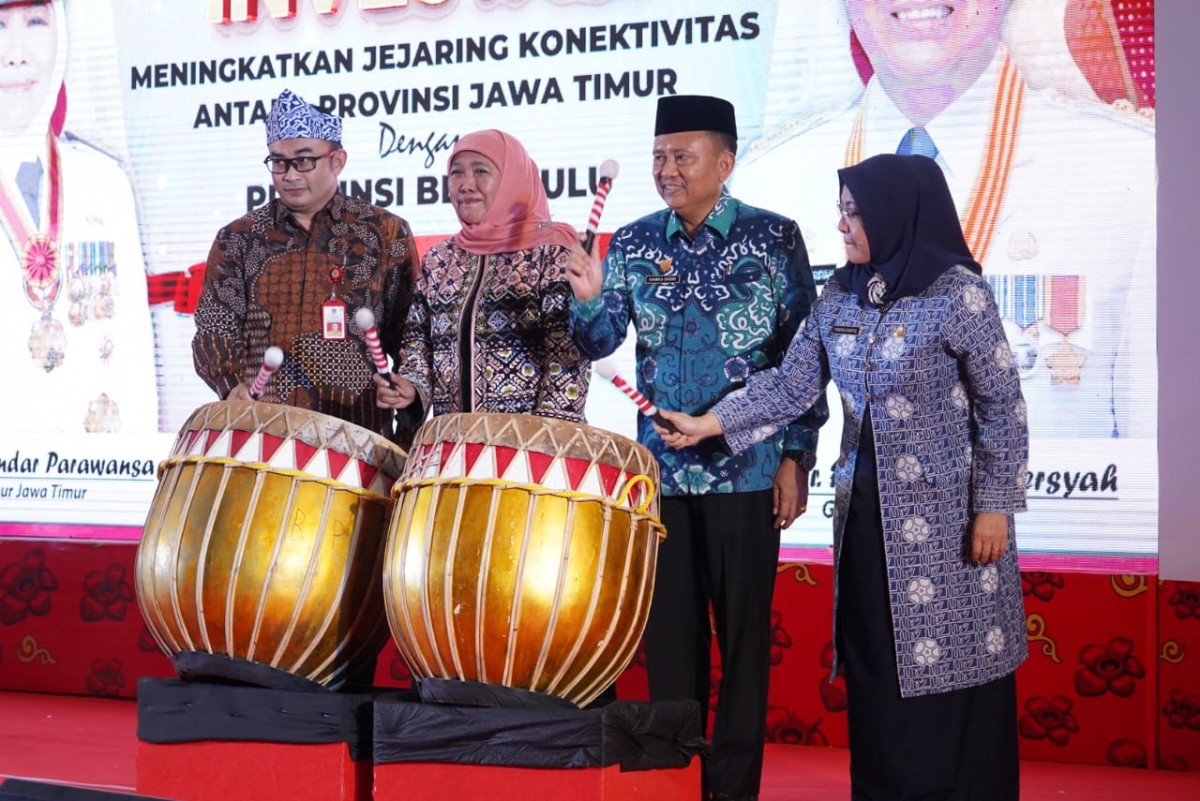 Gubernur Khofifah bersama Dirut bankjatim Busrul Iman saat pembukaan misi dagang di Bengkulu. (Foto: Bankjatim/jatimnow.com)