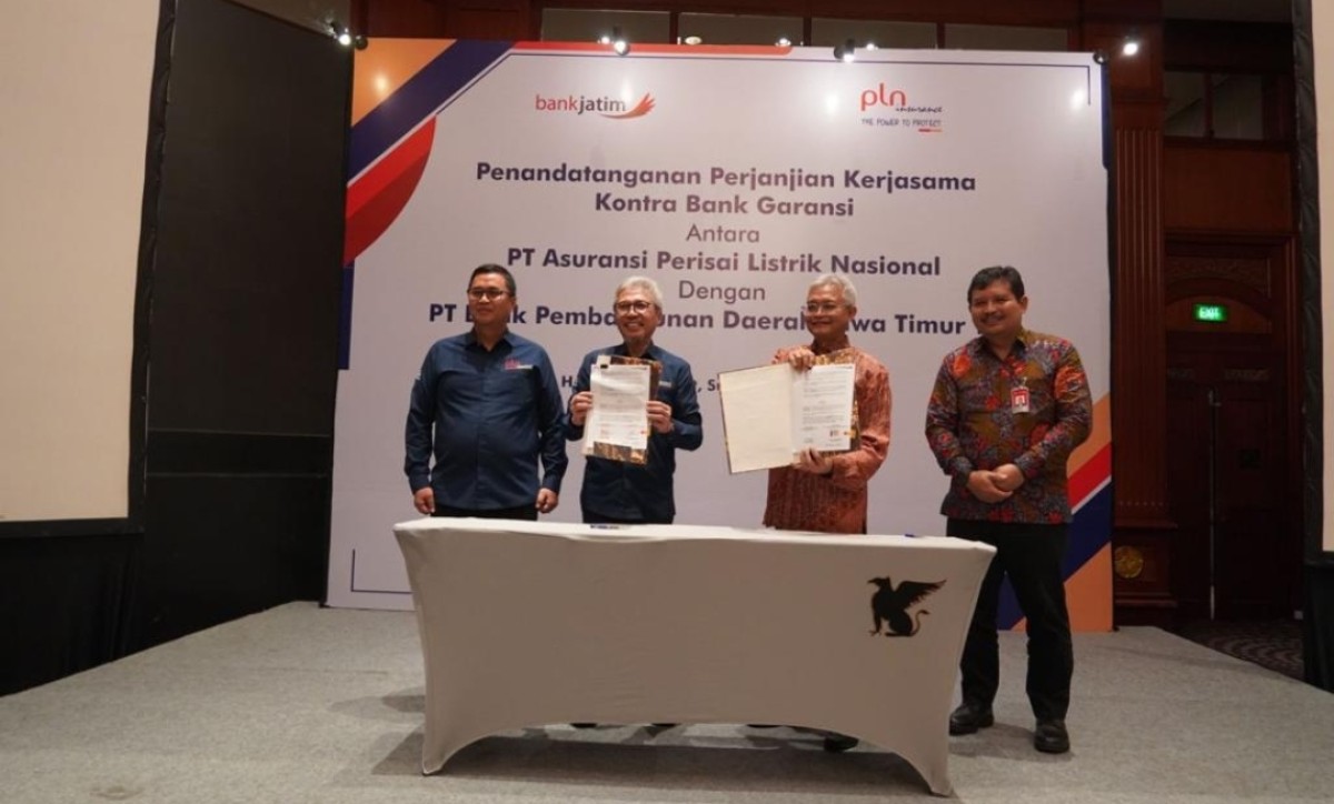 Kontrak kerja sama antara bankjatim dan PLN Insurance. (Foto: Bankjatim/jatimnow.com)