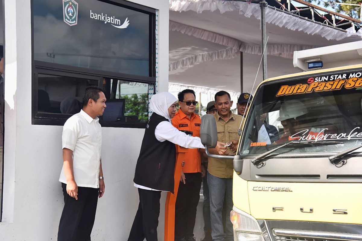 Cak Thoriq saat mendampingi Gubernur Jatim.  (Foto: Kominfo Lumajang/jatimnow.com)