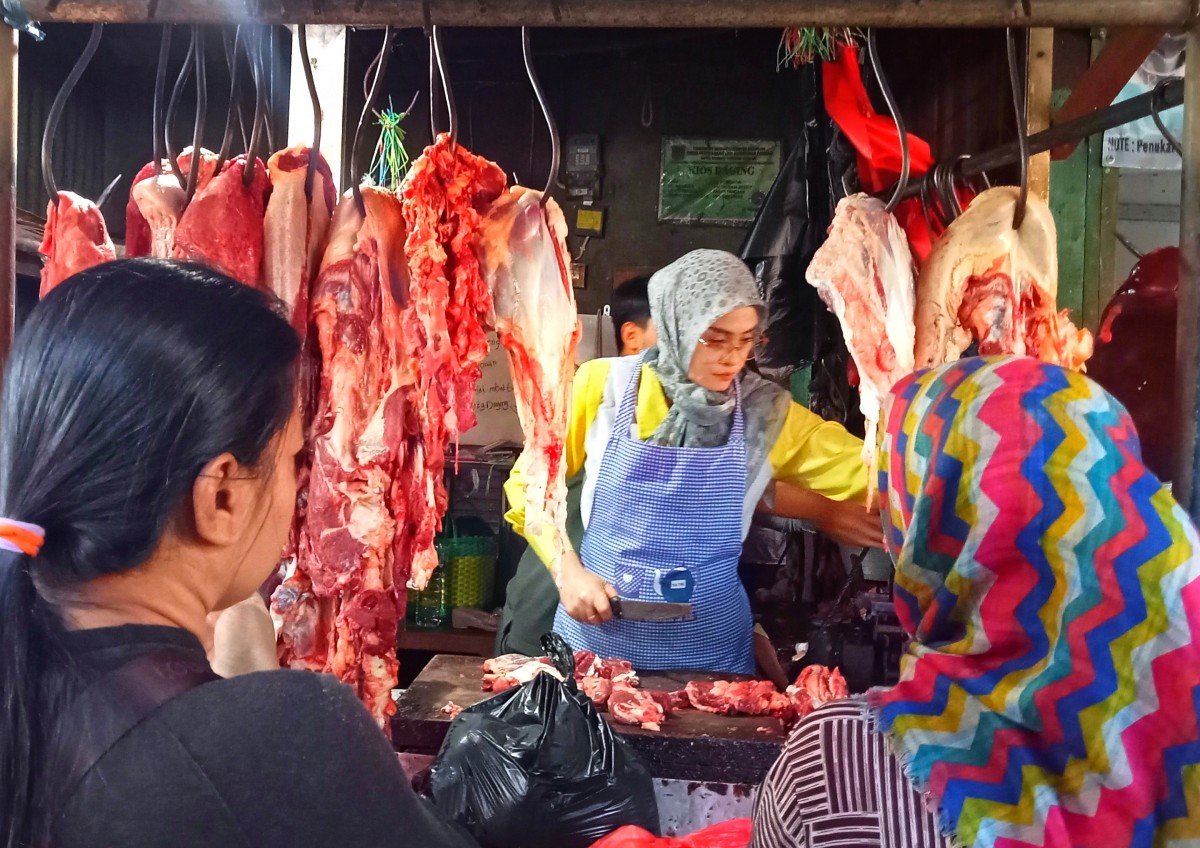 Hj. Romsiyatin di lapak daging tempat berjualannya. (Foto-foto: Ahaddiini HM for jatimnow.com)